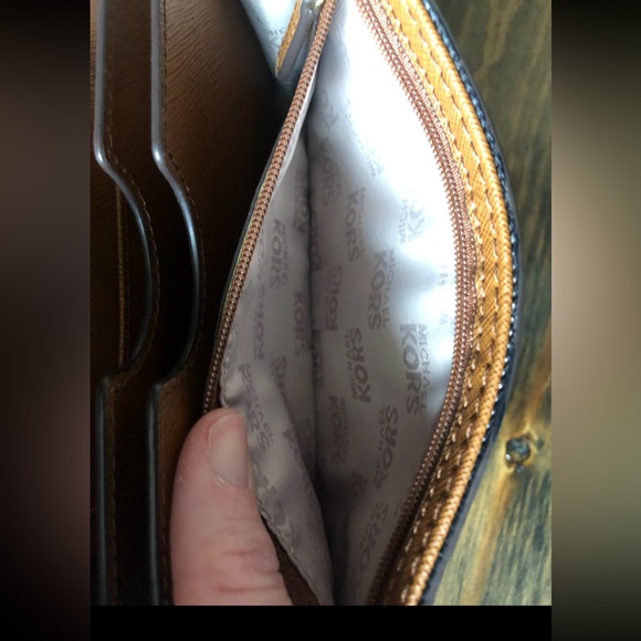 Michael Kors Luggage Vanna LG Phone Crossbody Leather Bag Handbag Purse - Picture 3 of 3